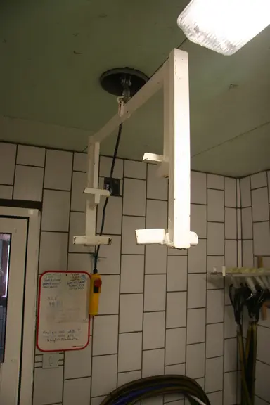 Un palan électrique peut soulever un tank ou une bassine afin de permettre ensuite l'écoulement par gravité. © D. Hardy