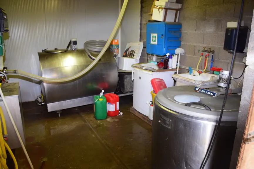 [ OPTION ] Maintenir propre et en bon état la machine de traite est essentiel dans la prévention des risques liés au lait cru. © D. Hardy