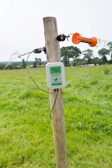 Le boîtier VigiFence se fixe rapidement à un piquet où il pourra être raccordé à la clôture. © Pampaas