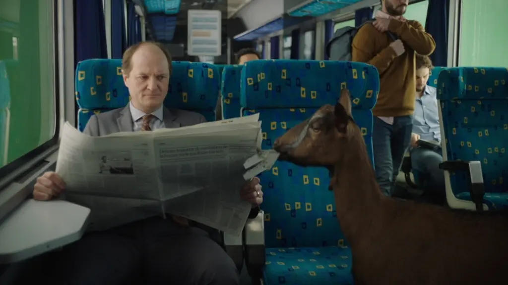 Dans une publicité télévisée au ton décalé, une chèvre rappelle qu'un bon lait de chèvre doit se respecter. © Agence Marcel