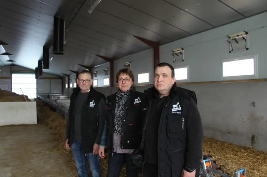 De gauche à droite : Joseph, Maryse et Thierry Lucas. Les éleveurs sont actuellement en phase de prise en main du bâtiment et notamment du système de