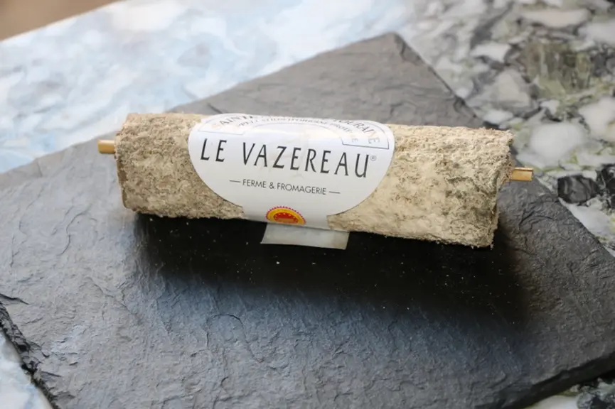 Les pailles du sainte-maure-de-touraine sont cultivées localement et gravées par des personnes en situation de handicap, contribuant ainsi à leur inse