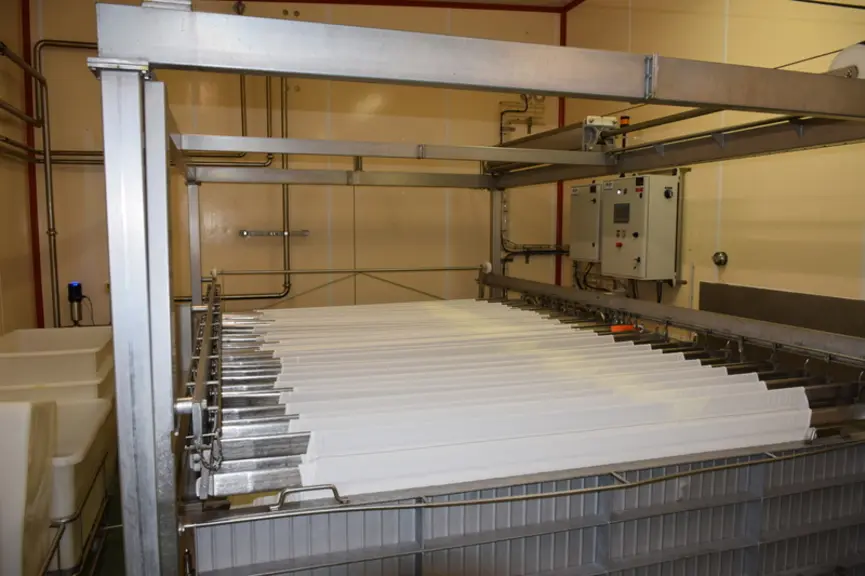 OPTION Le filtre berge à toile peut presser jusqu’à 8 000 litres de lait caillé. Le caillé sert ensuite de base pour la fabrication des fromages fourr