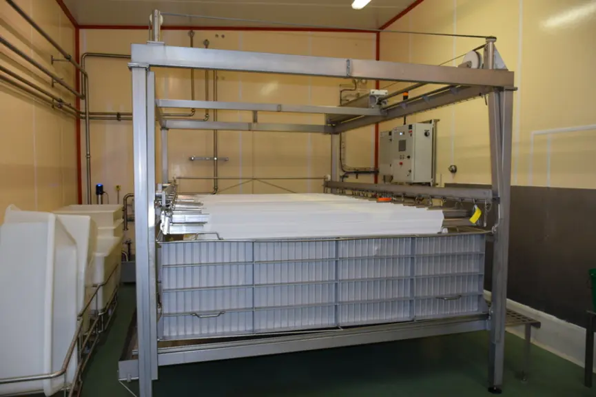 OPTION Le filtre berge à toile peut presser jusqu’à 8 000 litres de lait caillé. Le caillé sert ensuite de base pour la fabrication des fromages fourr