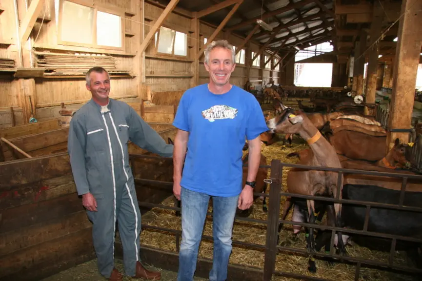 Avec les chèvres comme avec les hommes, c'est toujours mieux avec le sourire ! © D. Hardy
