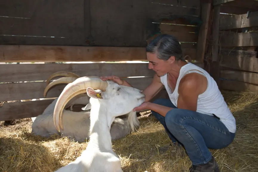 Avec les chèvres comme avec les hommes, c'est toujours mieux avec le sourire ! © D. Hardy