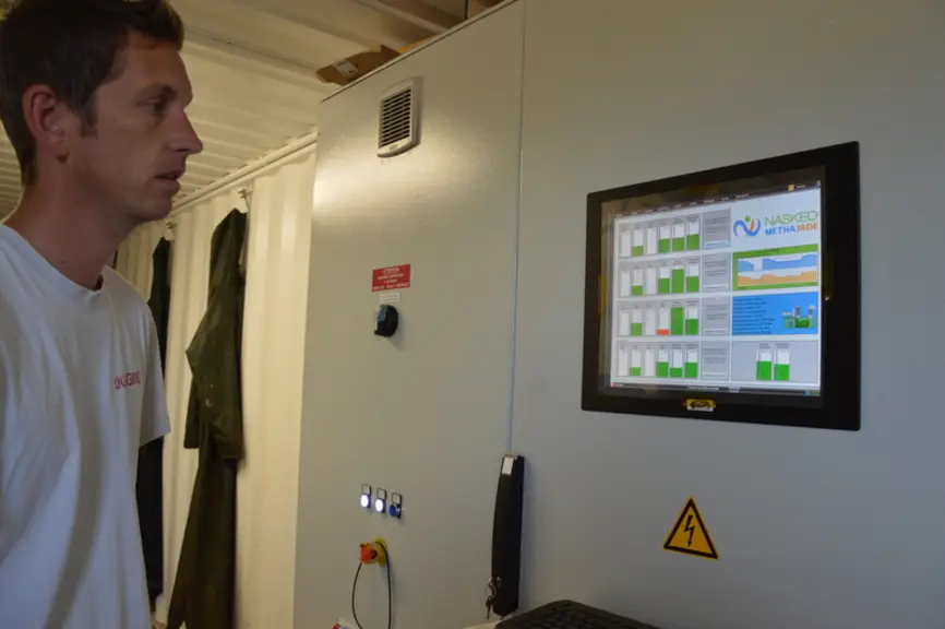 Le suivi quotidien de la production de méthane demande environ une heure. Il faut compter une journée à deux tous les 10 jours pour le remplissage d’u