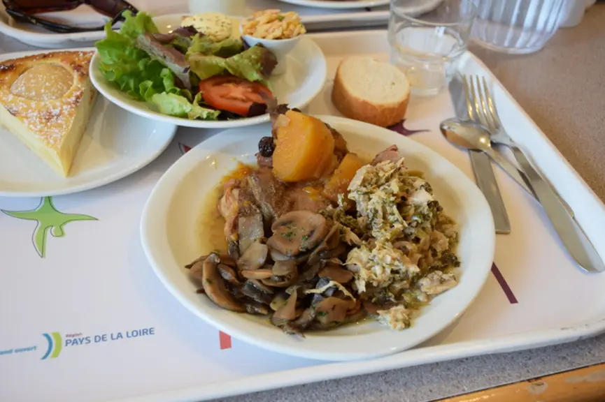 Le cabri de sept mois a été cuisiné en tajine en cuisant 1 h 30 à 120 °C au lycée agricole de Laval. Pour le chef Thierry Lalonnier, « la viande de ch