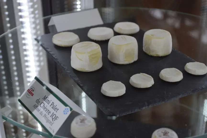 Rians propose toute une gamme de chèvre affiné pour les restaurateurs, les traiteurs ou l’industrie agro-alimentaire avec des fromages de 60 g jusqu’a