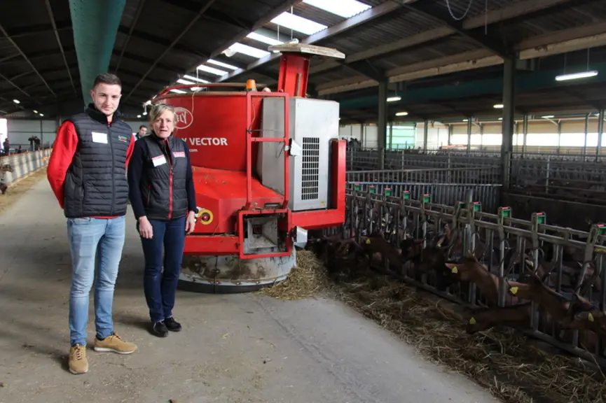 Christel et Edouard Retailleau devant le Lely Vector. Huit robots Lely Vector fonctionnent actuellement en chèvre, dont deux sur des élevages mixtes c
