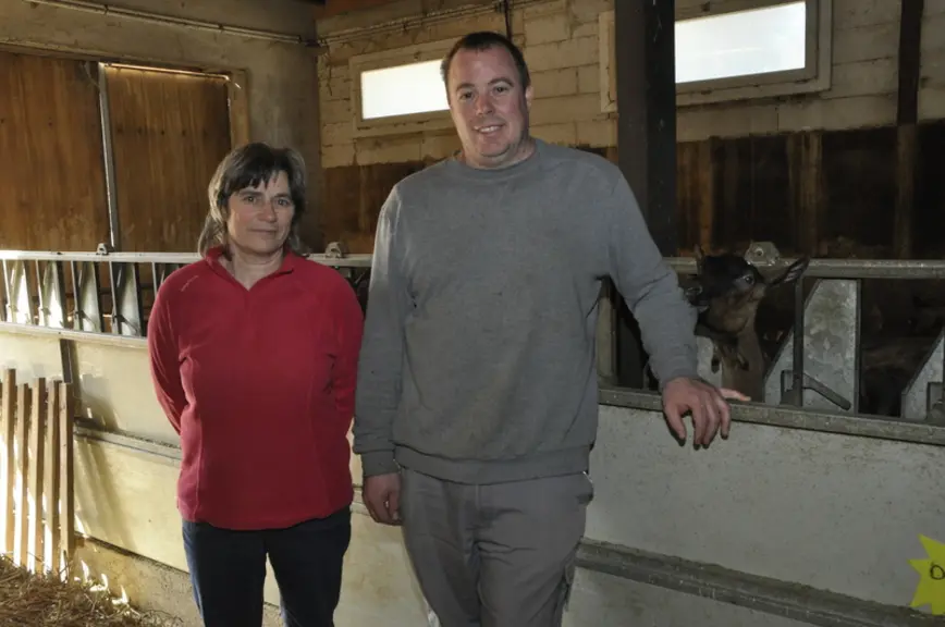 Françoise Bouillon et Patrick Carly. L’éleveur apprécie l’analyse des résultats Cap’Tec effectuée avec sa conseillère : « Ils permettent de se situer