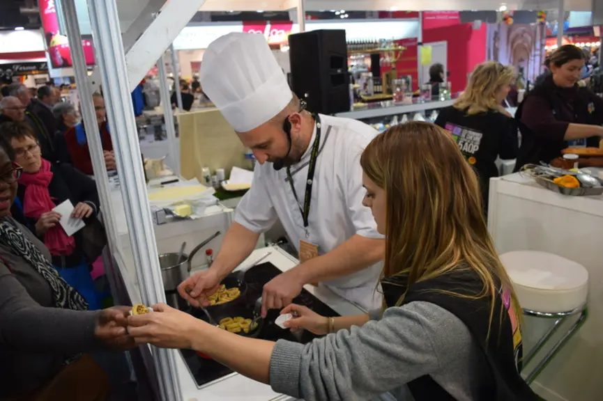 Les dégustations font toujours une belle promotion des produits caprins auprès du grand public. © D. Hardy