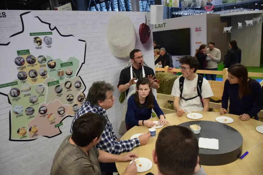 Avec des explications imagées, les experts fromagers ont faitdécouvrir les goûts et sensations apportés par la diversité des fromages de chèvre. © D.