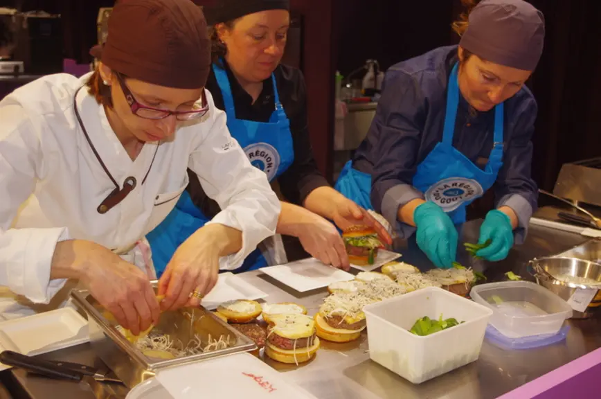 Le burger caprin alliait viande et fromage caprin avec de la poire, de la courge et du radis noir. Une fois cuite, la viande de chèvre montre sa perso