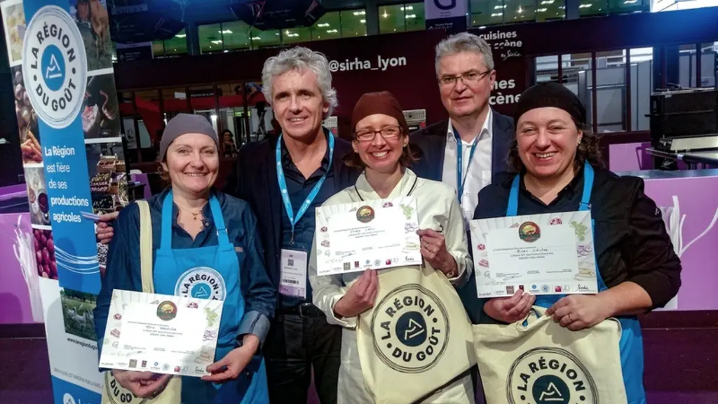 Angelina Mroz, Cathy Dorey et Céline Bres ont séduit le public avec leur burger local au subtil goût caprin. Elles sont ici accompagnées de Jean-Pierr
