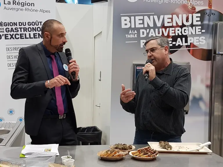 Sur le stand d’Auvergne-Rhône-Alpes Gourmand, Christian Nagearaffe du Syndicat caprin de la Drôme présentait le projet de Label Rouge Chevreau tout en