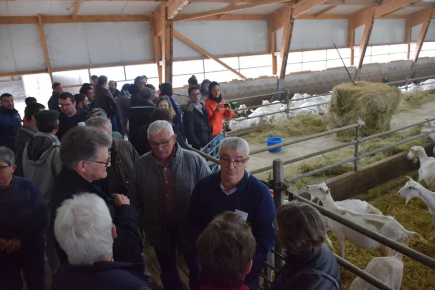 En faisant visiter son élevage, Pierre Vigier (de face, à droite) a rappelé l’importance de la qualité de l’eau en élevage. © D. Hardy