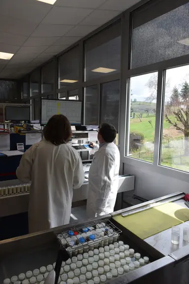 Le Laboratoire interprofessionnel d’analyses de lait du Massif Central (LIAL MC) a su diversifier son activité dans les analyses d’autocontrôles micro