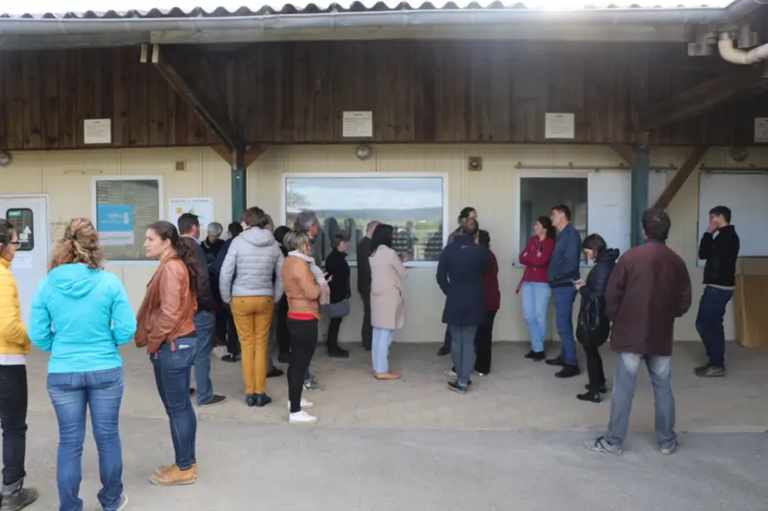 Techniciens, responsables professionnels et ingénieurs ont découvert l'avancement des travaux sur la ferme du Pradel les 24 et 25 avril derniers. © B.