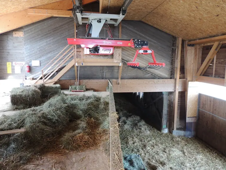 Au Gaec de la ferme des Presles, la griffe est équipée d'un peson qui permet de savoir précisément la quantité de fourrage distribuée.   © I. Heeren