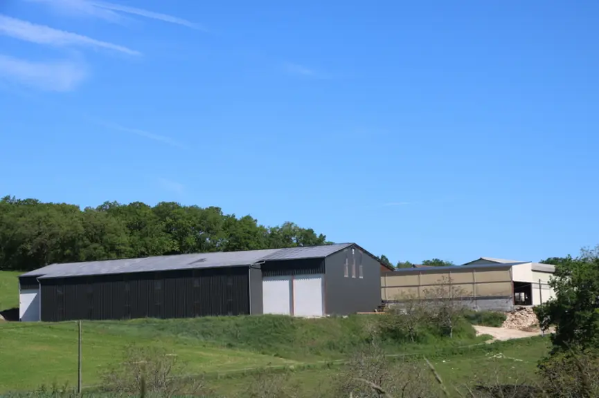 Le Gaec de La Ferme Chapelle mise sur son autonomie alimentaire avec le séchage en grange et sur le confort de travail, notamment avec l'installation