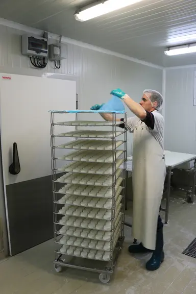 Le Gaec compte quatre salariés rien que pour la fromagerie où sont transformés les 500 000 litres de lait produits par an. © B. Morel