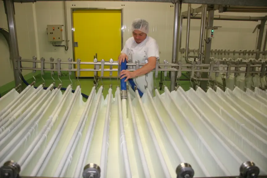 Dans l’industrie, les filtres-presses peuvent être remplis simultanément par des rampes à becs multiples. Des solutions de mécanisation voire de robotisation du dépochage sont aussi proposées. © D. Hardy
