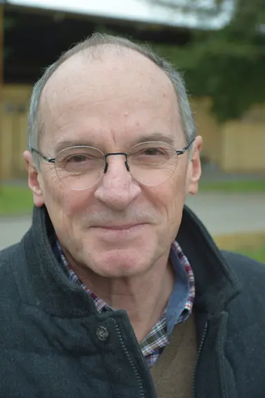 Philippe Chemineau, Inra : « Jusqu’à présent, les variations d’éclairement étaient considérées comme le principal facteur externe responsable du saisonnement de la reproduction. Or, nos résultats montrent que les relations socio-sexuelles jouent un rôle important dans le contrôle de la reproduction saisonnière des caprins. » © D. Hardy