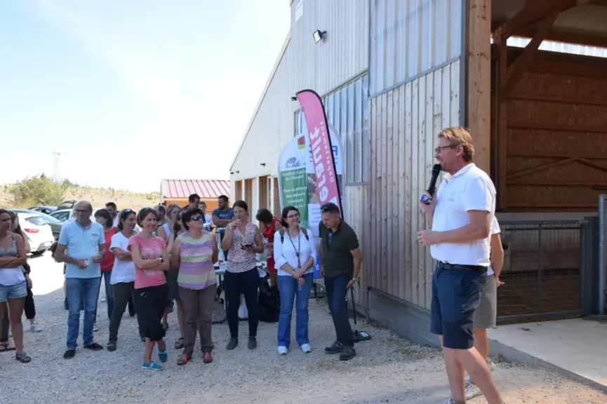 Plus de 60 participants ont visité la chèvrerie Baillarguoise avant de partager une soirée dans une manade pour découvrir le patrimoine culturel et ga