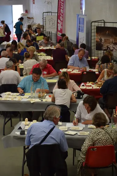 104 dégustateurs ont jugé 268 échantillons de fromages de chèvre fermiers. © D. Hardy