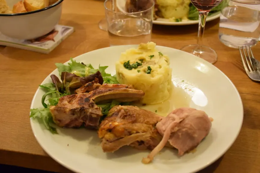Le cuissot de chevreau de quatre heures mariné au citron et au miel et les carrés de côtes de côtes de chevreau grillé au romarin ont été cuisinés par Alexandre Bottée de Toulmon, le chef et boucher du restaurant-boucherie Bidoche à Paris. © D. Hardy