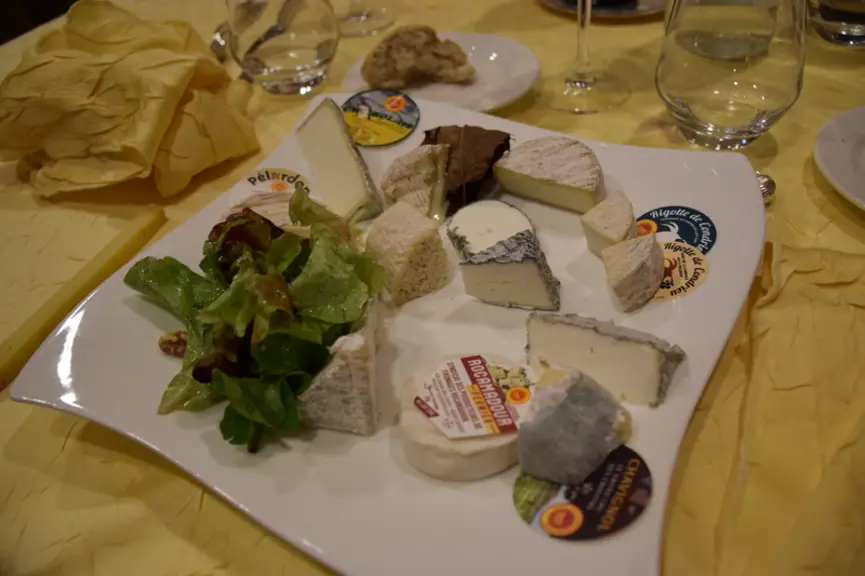 Loin des fromages muséifiés, chaque AOP doit repenser continuellement son projet pour faire face au changement climatique, aux progrès techniques ou a