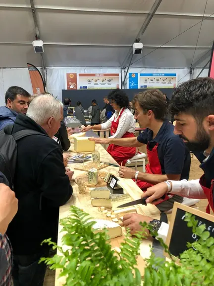 Les 50 AOP laitières étaient présentées sur le parvis de l'hôtel de ville à Paris du 18 au 20 octobre pour promouvoir les bons fromages. © Cnaol