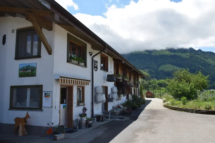 La ferme qui organise des visites guidées avec dégustation soigne les abords de la boutique. © D. Hardy