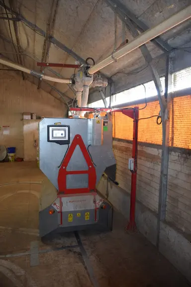 Acquis l’an dernier, le Robot System assure quatre repas par jour et repousse les fourrages. © D. Hardy