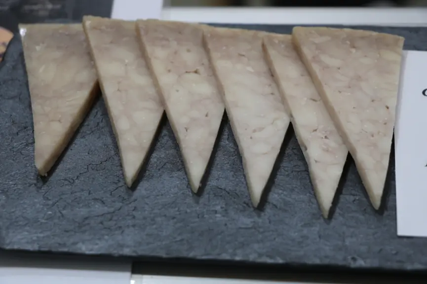 Le fromage de chèvre au vin rouge de la fromagerie espagnole El Gran Cardinal surprend par son apparence marbrée. © B. Morel