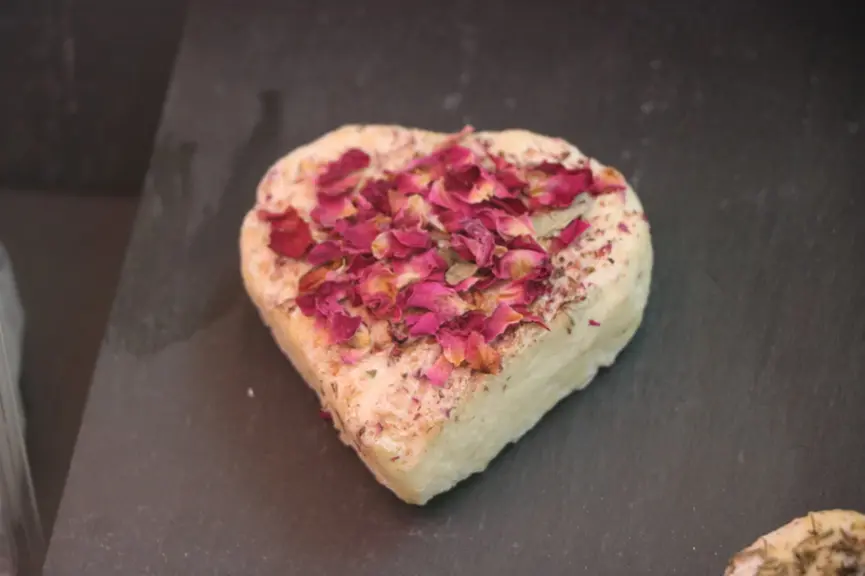 Tout évènement peut être intéressant commercialement. C'est le cas de la fête des amoureux qui commence à faire son entrée dans les fromageries. © B.
