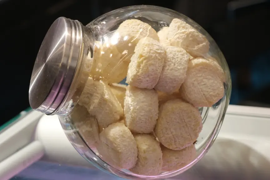 En apéritif, en plateau, en dessert et pourquoi pas en bonbons ? Les fromages de chèvre se mangent à toutes les sauces ! © B. Morel