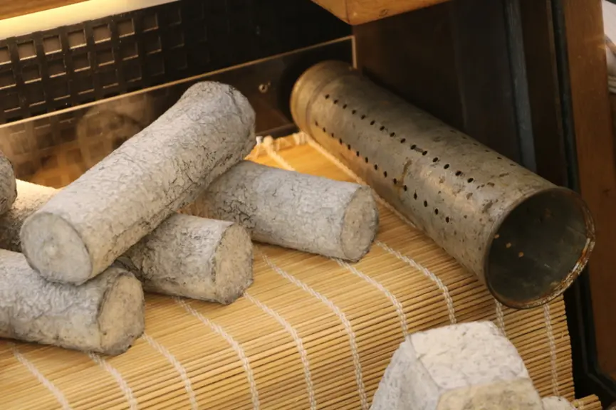 La tradition reste néanmoins bien présente sur le salon, avec la démonstration du savoir-faire des AOP caprine. Ici le moule tronconique du Sainte-Mau