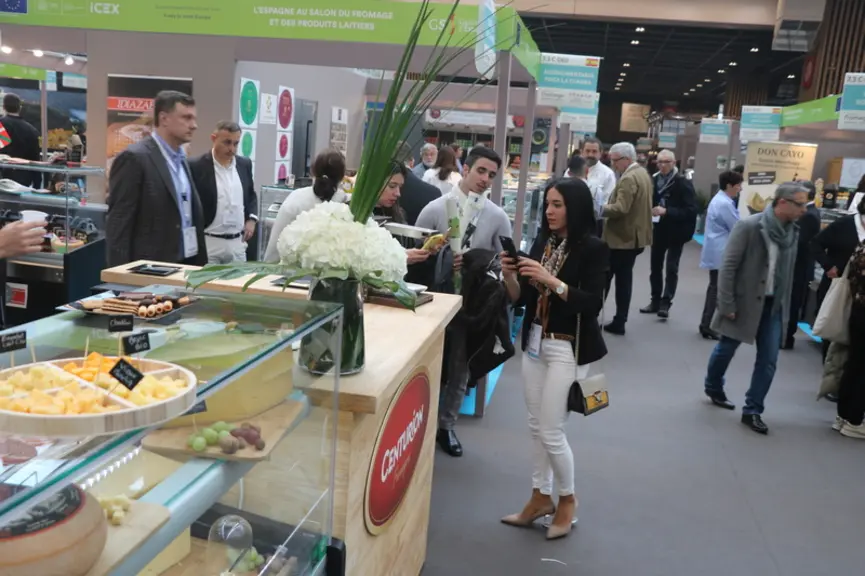 Le salon du fromage et des produits laitiers profite de l'affluence du salon de l'agriculture pour rassembler les professionnels du fromage pendant qu