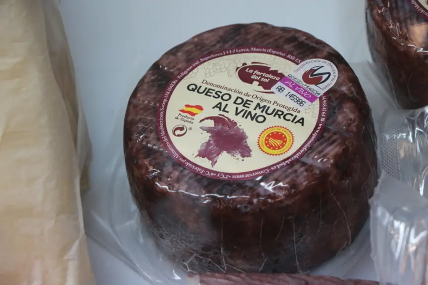 D'après une recette traditionnelle italienne, la tomme de chèvre au marc de raisin allie la force du vin avec la douceur du lait de chèvre. © B. Morel
