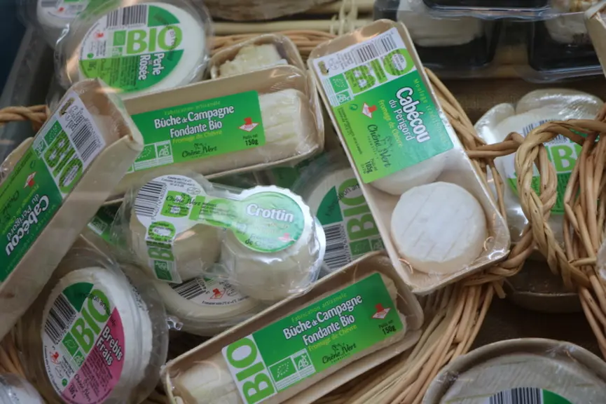 La demande en fromages bio explose et les transformateurs peinent à s'approvisionner en lait bio français. © B. Morel