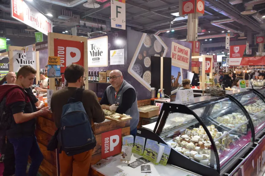 Sous la bannière Vivons Poitou, le comptoir des chevriers attend aussi les visiteurs avec pas moins de 5 000 fromages proposés à la vente. © D. Hardy