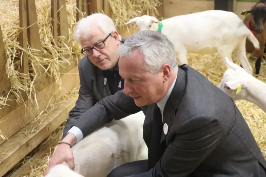 Bruno Lemaire s'est rendu sur le stand de l'interprofession caprine. Il a reconnu les efforts des chevriers pour fournir du bon lait et des fromages d