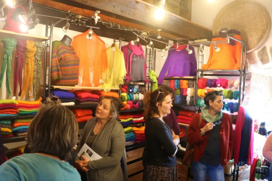 La production de mohair française est entièrement commercialisée en circuit court, via la vente à la ferme ou sur les salons et foires. Les éleveurs d