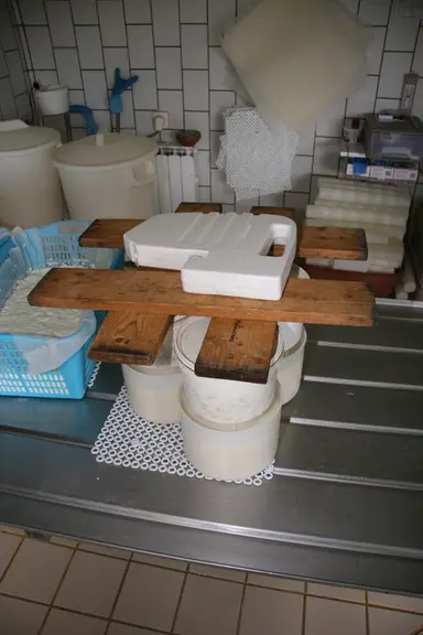 La fabrication de tomme demande du matériel spécifique mais il est parfois possible de se débrouiller avec les moyens du bord. © D. Hardy