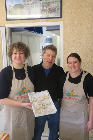 Hélène et Hervé Barnier, assistés d'Auriane, raflent régulièrement les premiers prix de concours fromagers. © B. Morel