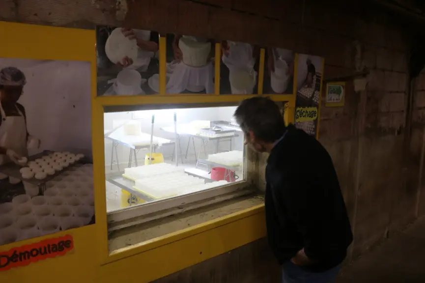 La chèvrerie a été aménagée avec le prisme de la visite découverte. Les visiteurs peuvent ainsi voir le travail en fromagerie sans entrer dans les loc