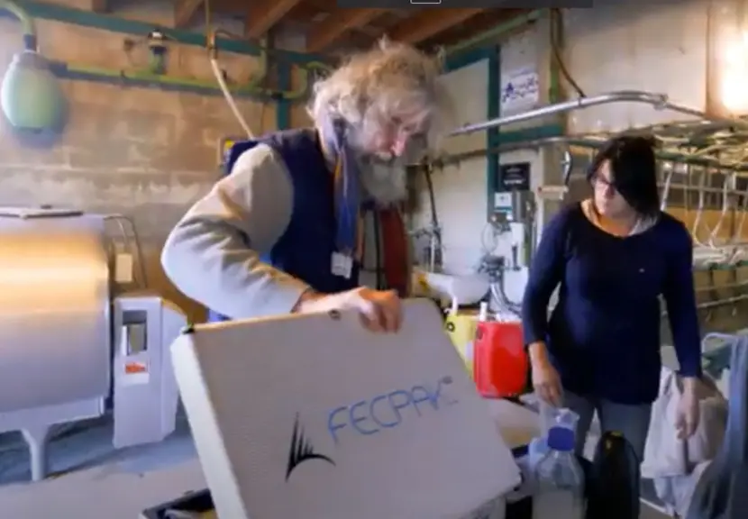 Vincent Lictevout de Touraine conseil élevage peut réaliser rapidement des comptages d’œufs de parasites.  © Région Centre-Val de Loire TV