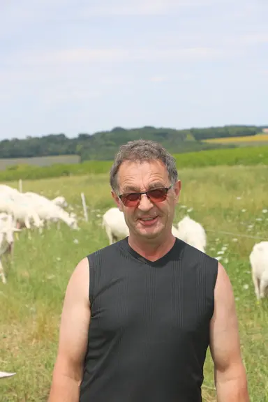 Pascal Moreau, 58 ans, est producteur fermier en Indre-et-Loire. Il essaye de diminuer au maximum le temps de travail d'astreinte sur son exploitation